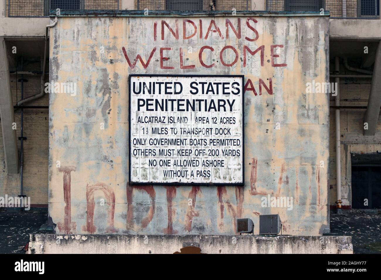 Ripristinato Indian graffiti da 1969-1971 ed un segnale di avviso nella prigione di Alcatraz a San Francisco, Stati Uniti d'America Foto Stock