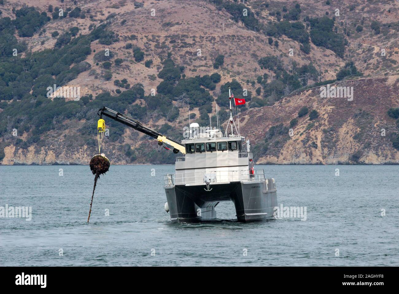 Catamarano con gru telescopica nella Baia di San Francisco, Stati Uniti d'America Foto Stock