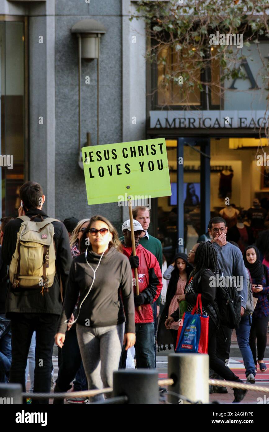 Uomo con il segno religioso in piedi da Market Street a San Francisco, Stati Uniti d'America Foto Stock