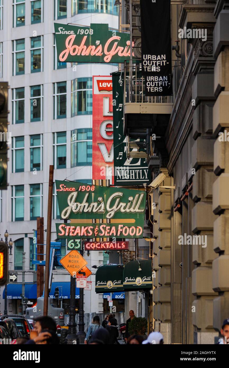 Negozio e ristorante segni in Ellis Street di San Francisco, Stati Uniti d'America Foto Stock