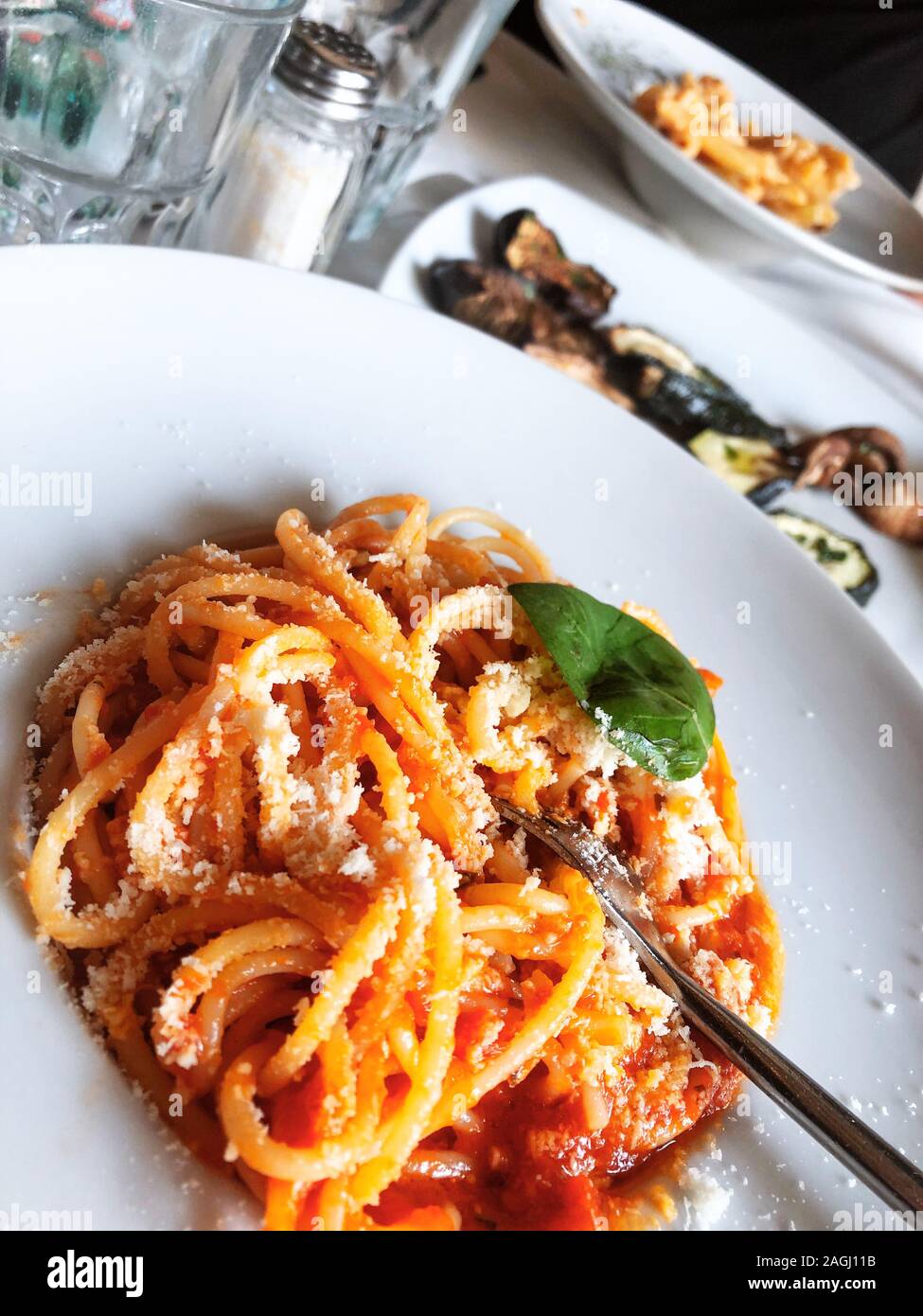 Cucina italiana su piatto nel ristorante Foto Stock