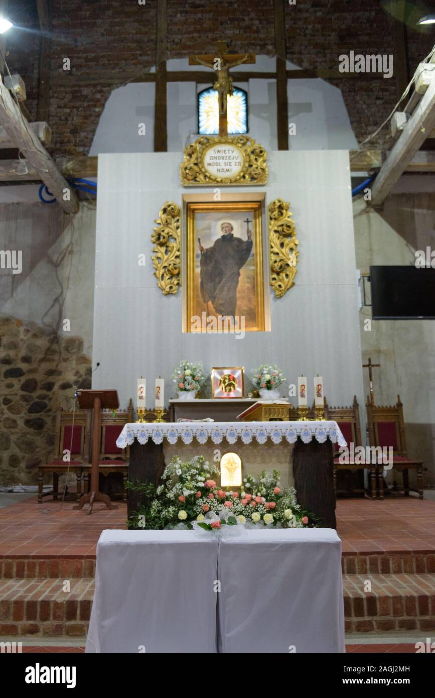 Chiesa Santuario prima di una cerimonia di matrimonio. Sedie vuote per la sposa e lo sposo Foto Stock