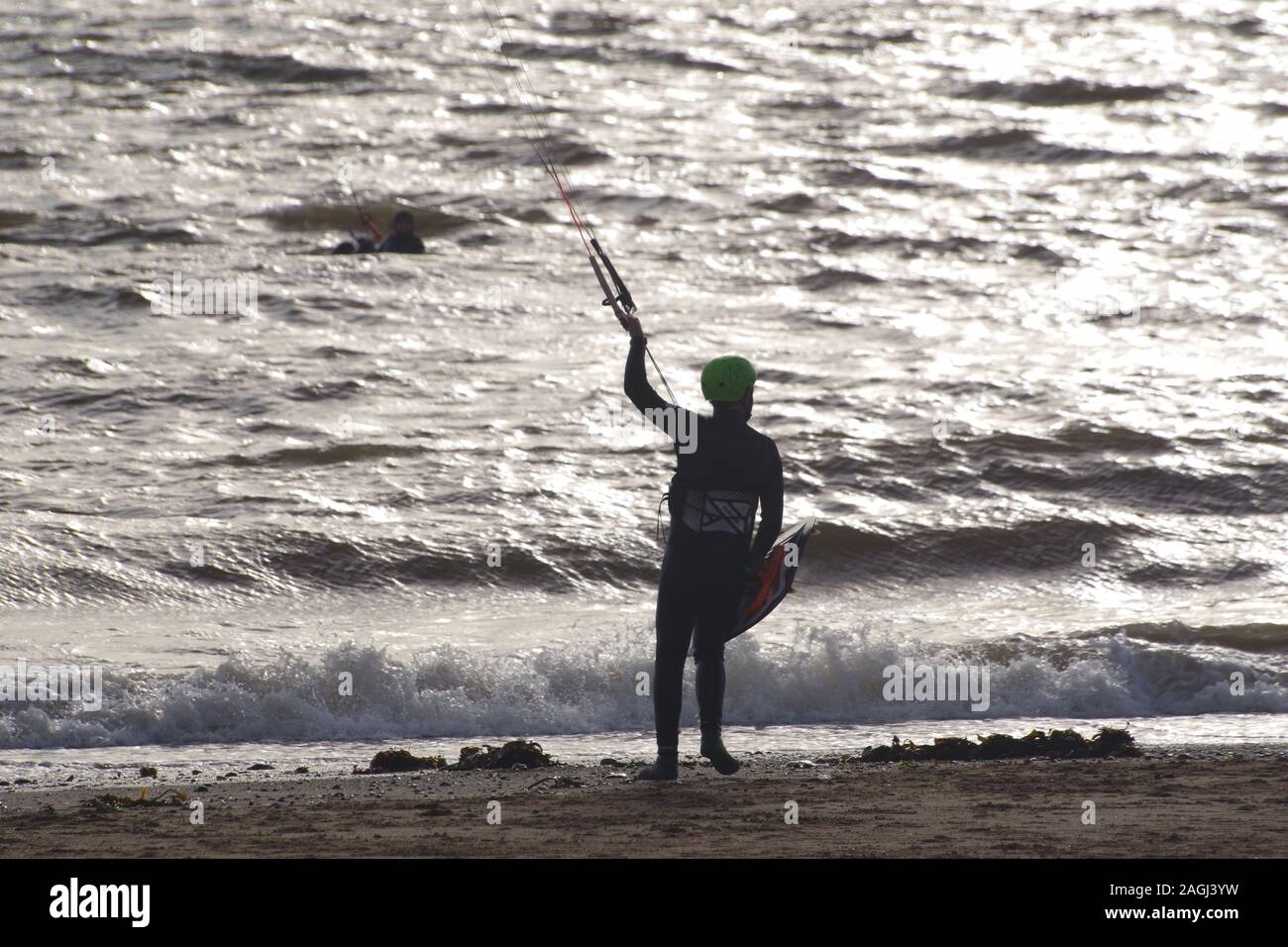 Exmouth kitesurf, Kitesurfer stagliano contro il Mare d'argento su un giorno inverni. Devon, Regno Unito Foto Stock