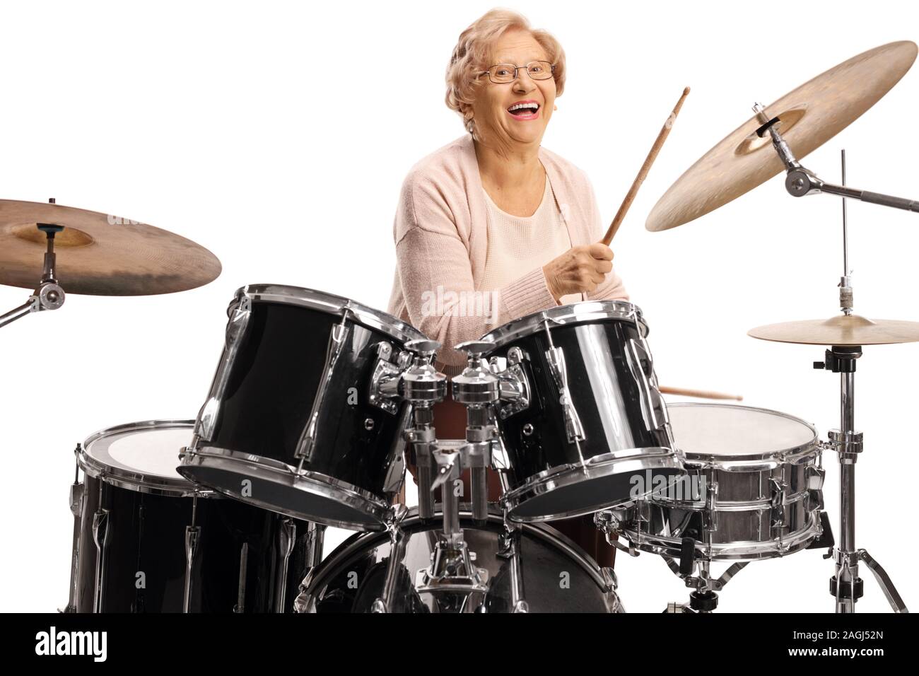 Felice senior donna suona tamburi e ridere isolati su sfondo bianco Foto Stock