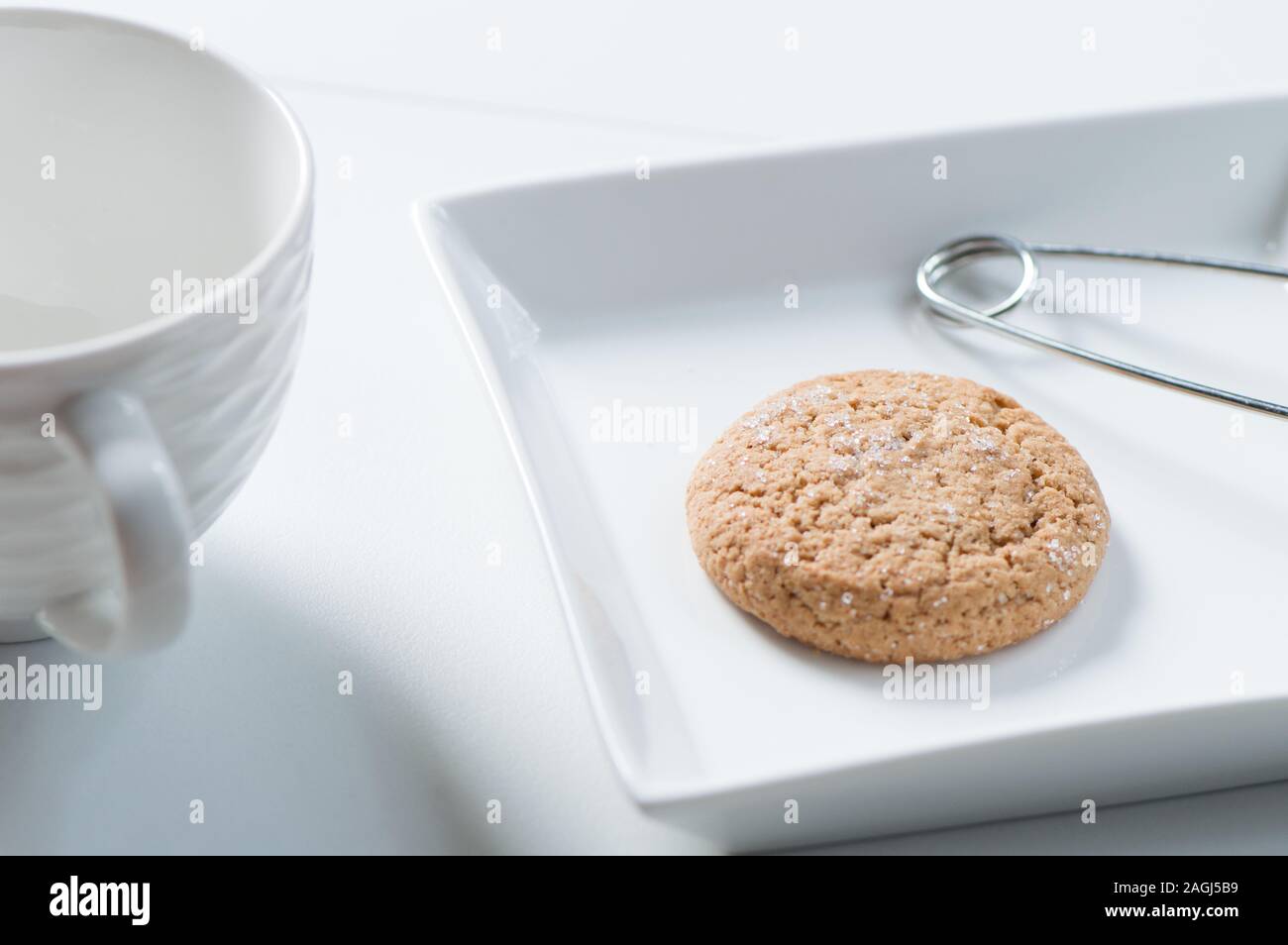 Cookie di dolci in piazza piastra bianca sul tavolo bianco per tea time Foto Stock Cookie di dolci in piazza piastra bianca sul tavolo bianco per tea time Foto Stock
