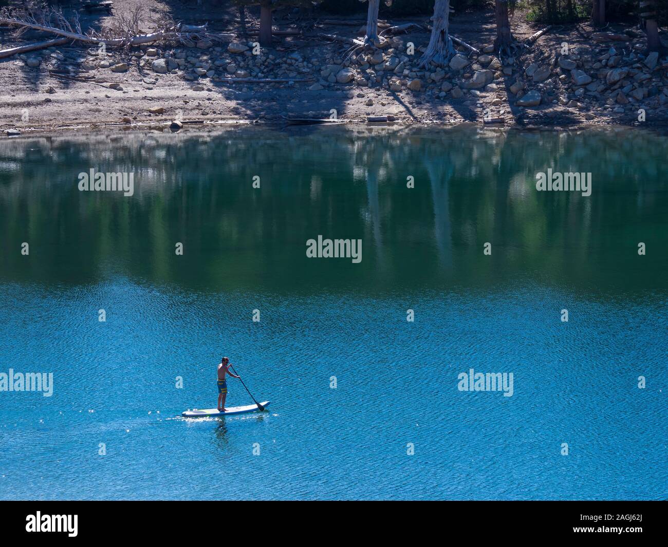 Stand Up Paddle boarder sul lago a ferro di cavallo, Mammoth Lakes, California. Foto Stock