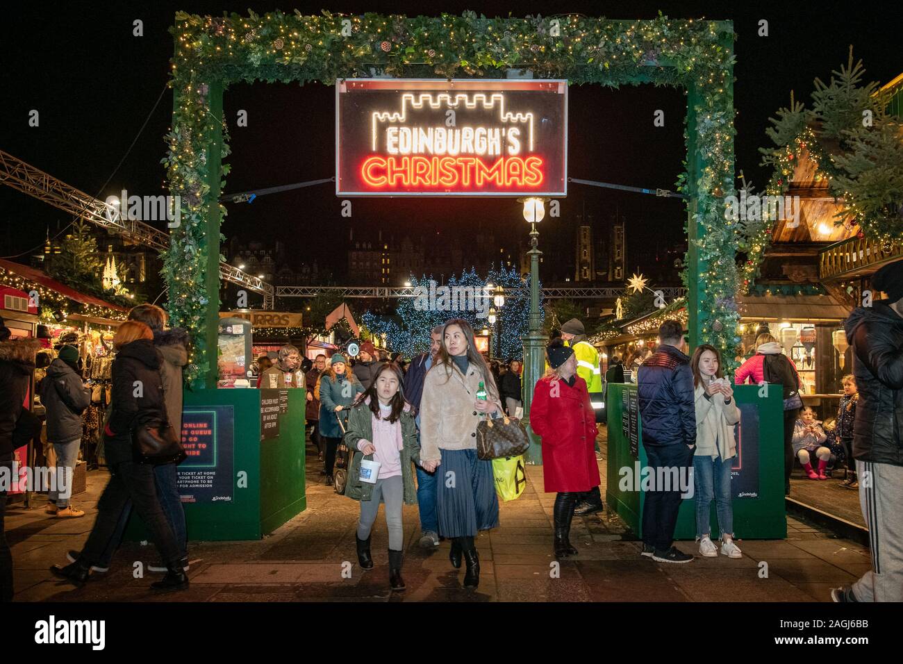 Natale a Edimburgo, Princes Street Gardens, mercato tedesco Foto Stock