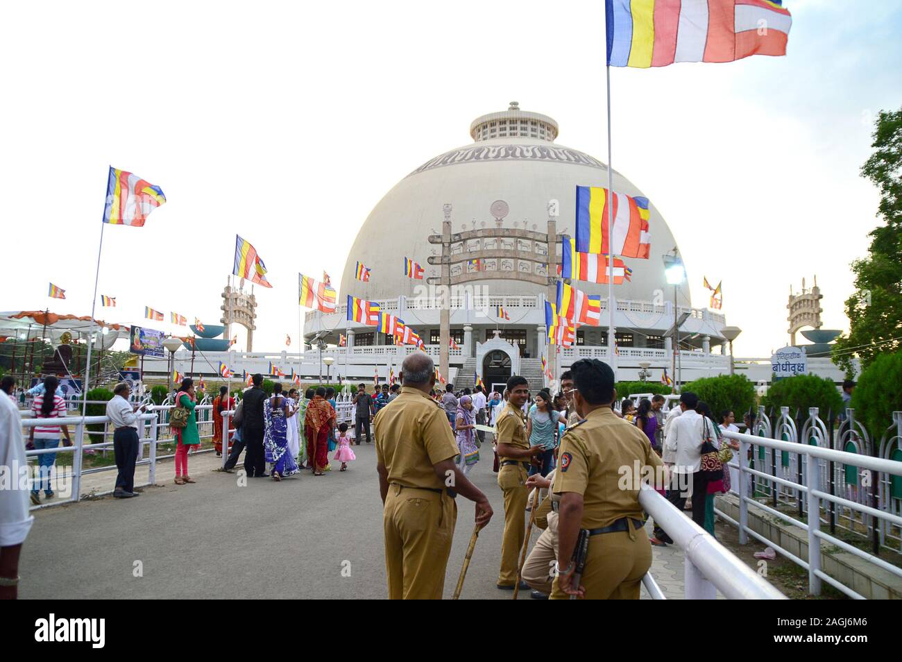 NAGPUR, India - 14 Maggio 2014: persone non identificate visitare il monumento Buddista Deekshabhoomi. Si tratta di un importante luogo di pellegrino. Foto Stock