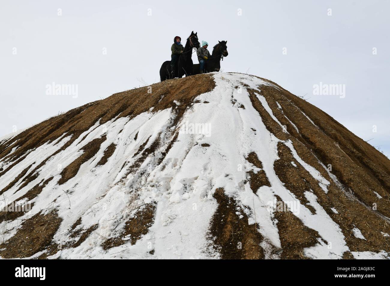 Russell, Minnesota, Stati Uniti d'America. Xix Dec, 2019. Due giovani, guarda i compagni di piloti che continuano il loro viaggio attraverso Russell, Minnesota il giovedì, il nono giorno e 203 miglio di un 325-mile Dakota 38 2 Memorial Ride a Mankato, Minnesota, sito del più grande esecuzione di massa nella storia degli Stati Uniti. Il presidente Abraham Lincoln ha ordinato la sospensione del 38 indiani Dakota ""e successive, due capi ""a seguito della loro sollevazione contro il governo degli Stati Uniti. Credito: ZUMA Press, Inc./Alamy Live News Foto Stock