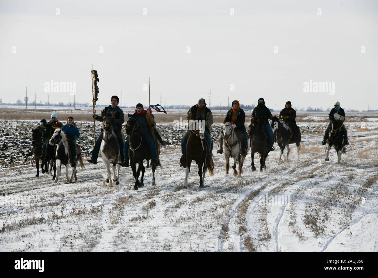 Pipestone, Minnesota, Stati Uniti d'America. Xix Dec, 2019. I piloti che continuano il loro viaggio attraverso Pipestone Minnesota il giovedì, il nono giorno e 203 miglio di un 325-mile Dakota 38 2 Memorial Ride a Mankato, Minnesota, sito del più grande esecuzione di massa nella storia degli Stati Uniti. Il presidente Abraham Lincoln ha ordinato la sospensione del 38 indiani Dakota ""e successive, due capi ""a seguito della loro sollevazione contro il governo degli Stati Uniti. Credito: ZUMA Press, Inc./Alamy Live News Foto Stock