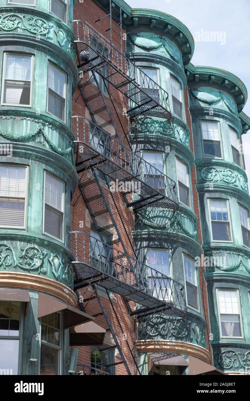 Ferro battuto fire escape su edificio in Boston, MA Foto Stock