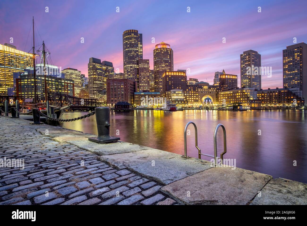 Tramonto su Boston visto dal Molo della ventola Park Foto Stock