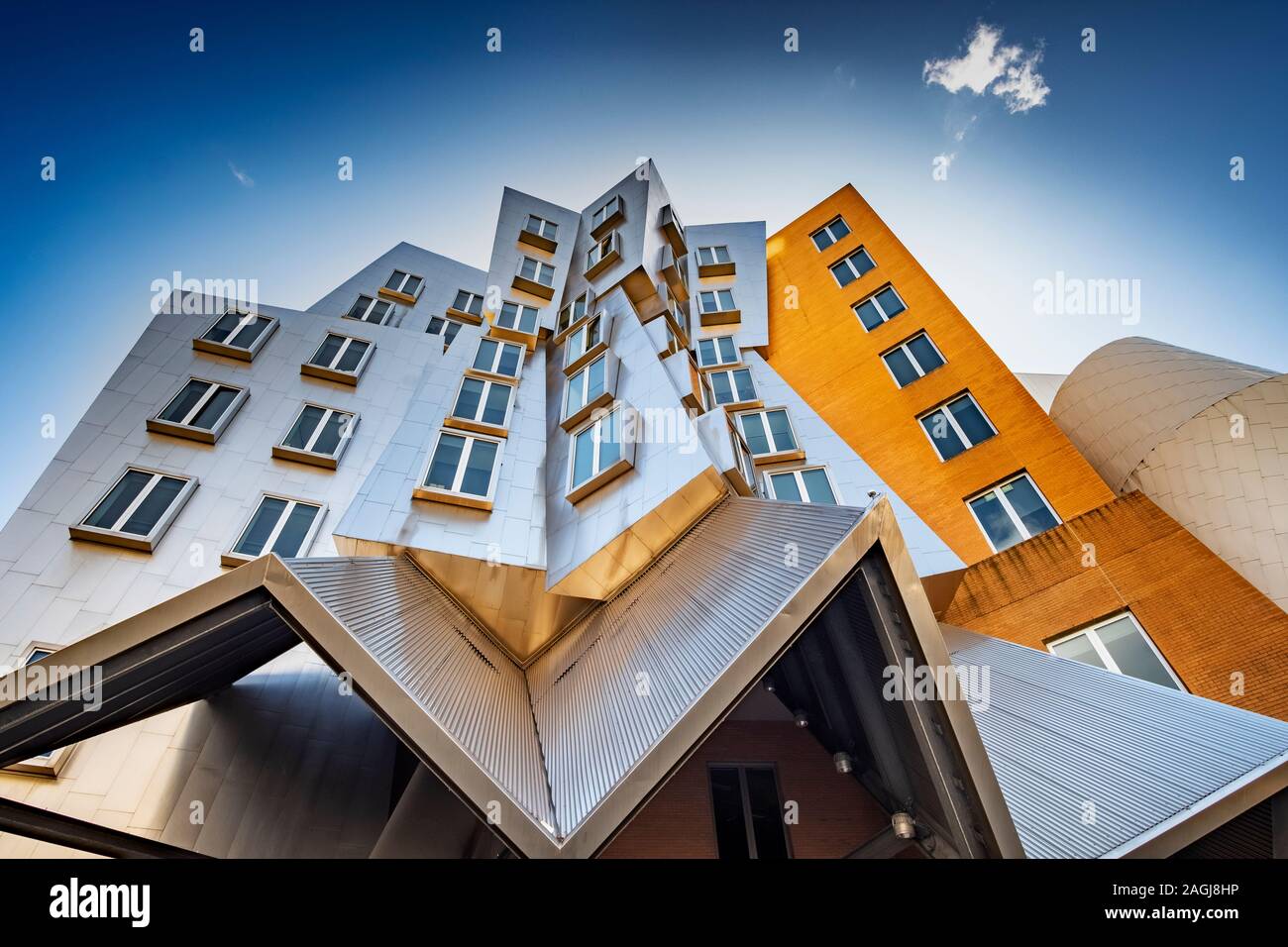 Il raggio e Maria stata Center progettato da Frank Gehry, MIT di Boston. Esempio di architettura Deconstructionism. Foto Stock