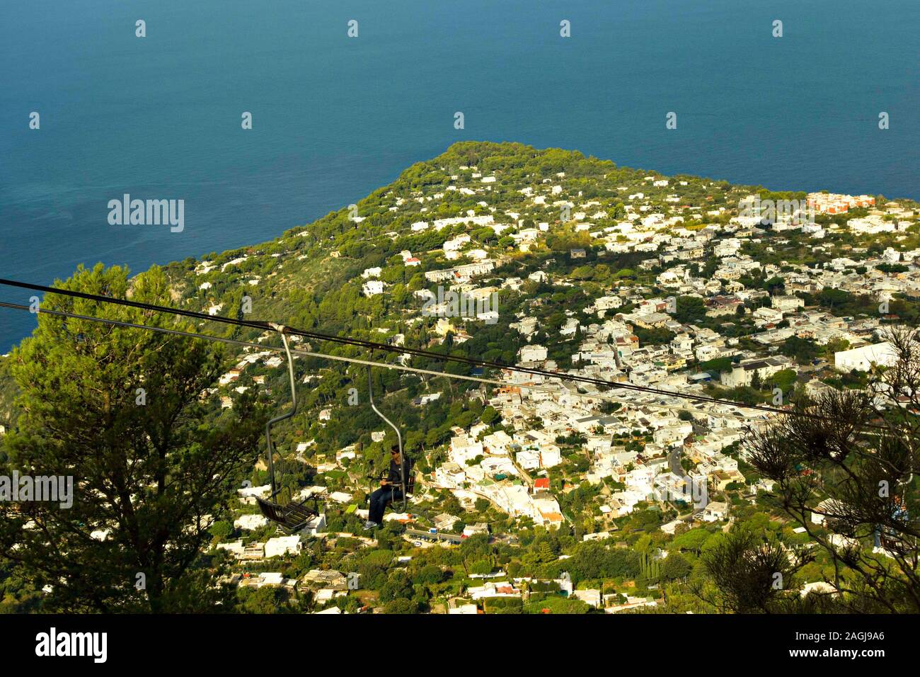 Vista su Capri da Monte Solaro con cavo in seggiovia, Capri, Campania,Italia, Europa Foto Stock