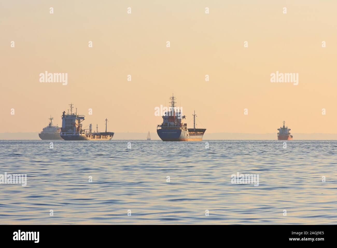 Più mercante internazionale cargo/cisterne per ancorare al Termaic fuori del Golfo di Salonicco (Macedonia), Grecia Foto Stock