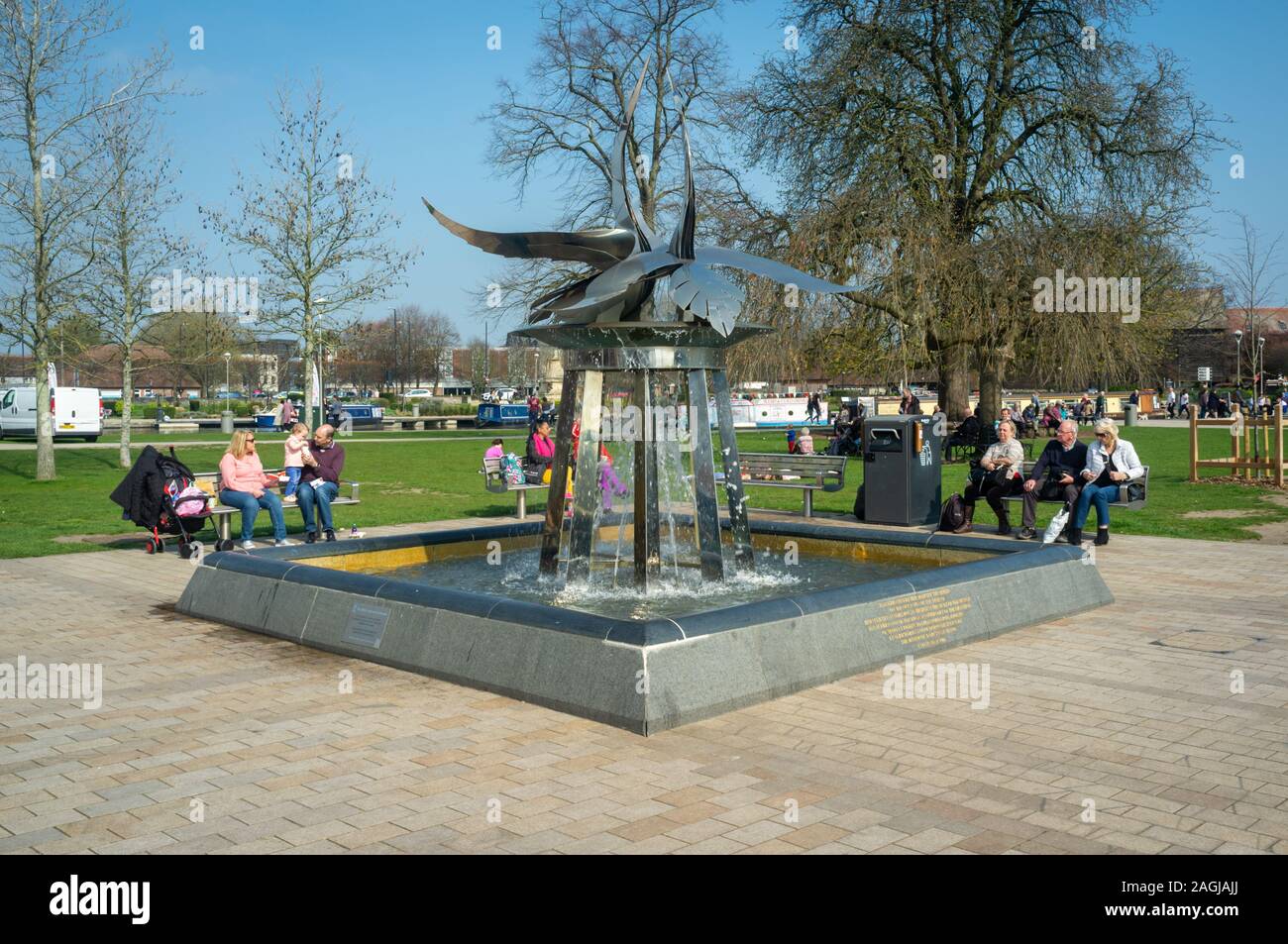 Turisti che si godono una giornata fuori in Bancroft giardini, Stratford upon Avon, Regno Unito Foto Stock