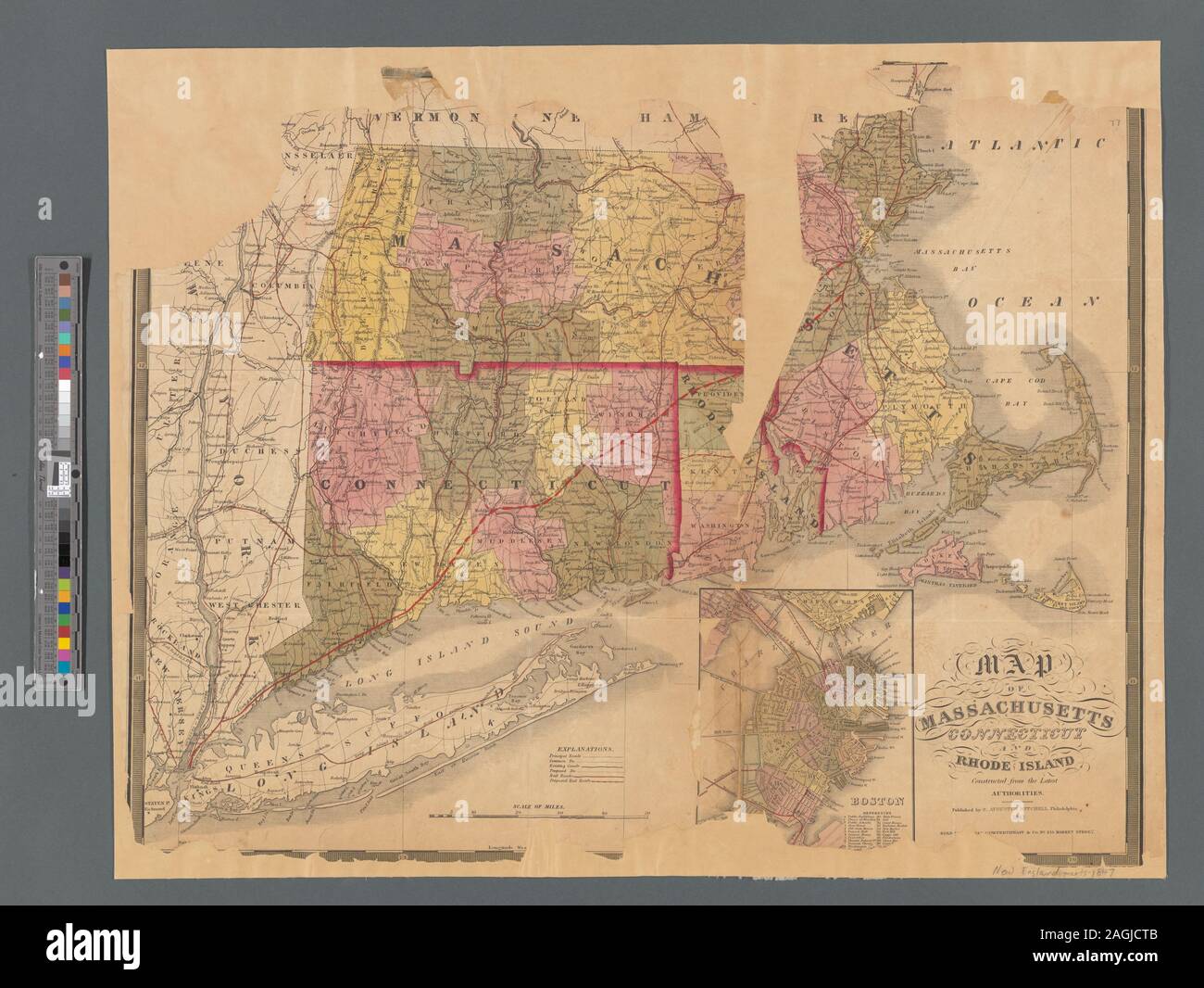 Sollievo mostrato graficamente. Copre anche il fiume Hudson Valley alla confluenza del Mohawk e Long Island. Mostra strade, canali (effettivi e proposto), e ferrovie (effettivi e proposto). La longitudine in gradi ovest da Greenwich e ad est da Washington, D.C. Colorata dalla contea; confini degli stati in rosso. Include la finestra Mappa di Boston, colorato da Ward, con la propria scala e chiave. La mappatura della nazione (borsa di NEH, 2015-2018); Mappa del Massachusetts, Connecticut e Rhode Island Foto Stock