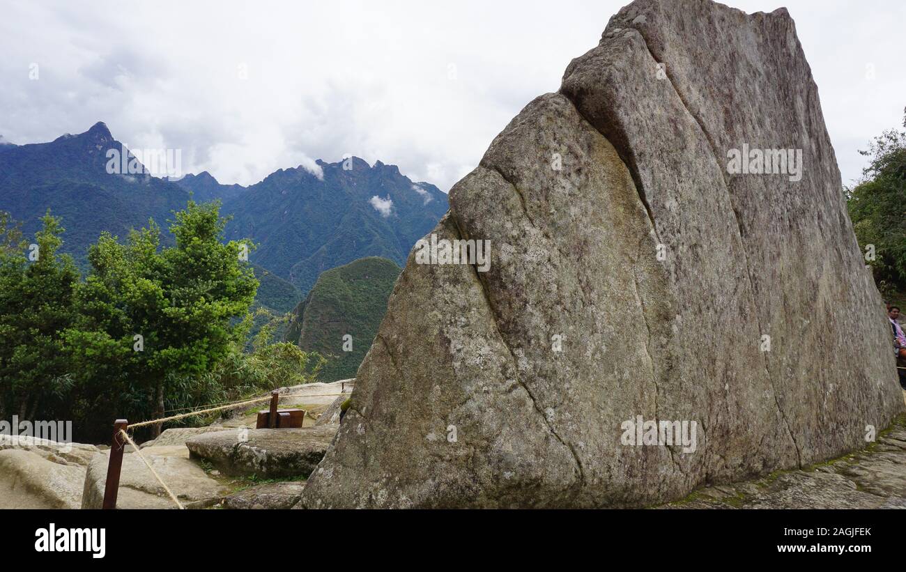 Roccia sacra, un pezzo importante della cultura Inca, situato a nord di Machu Picchu, Perù Foto Stock