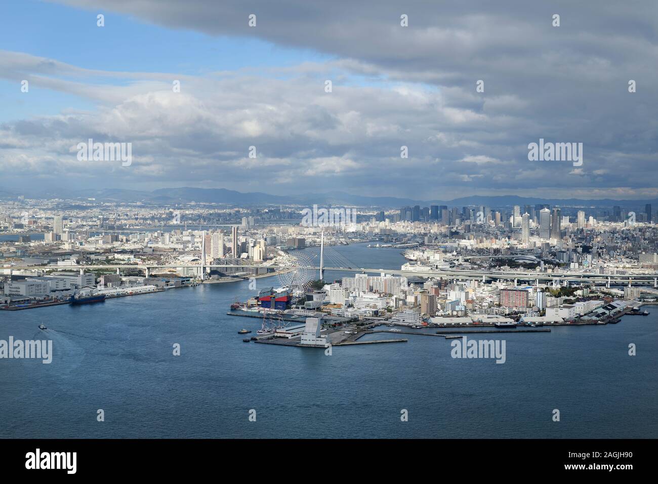 La Baia di Osaka waterfront skyline della città, Tempozan bridge e la Ruota Panoramica Gigante in Minato Ward, Minato-Ku, Osaka, Giappone, 2018. Foto Stock