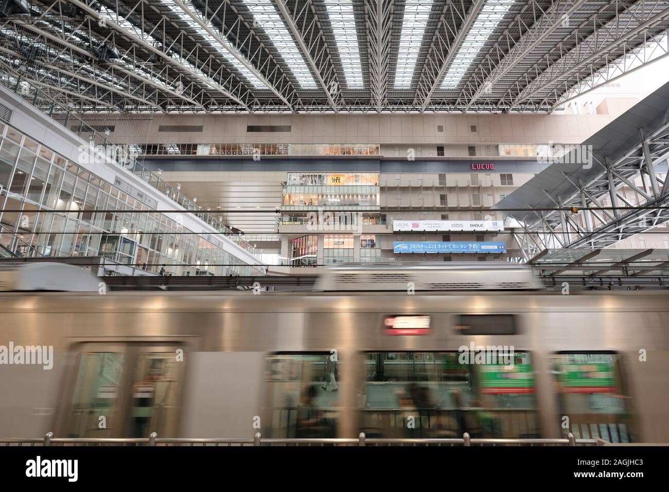 Passando con il treno alla stazione di Osaka-Umeda piattaforma in Osaka, Giappone, 2018. Foto Stock
