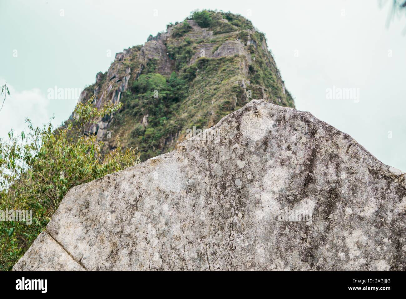 Roccia sacra, un pezzo importante della cultura Inca, situato a nord di Machu Picchu, Perù Foto Stock