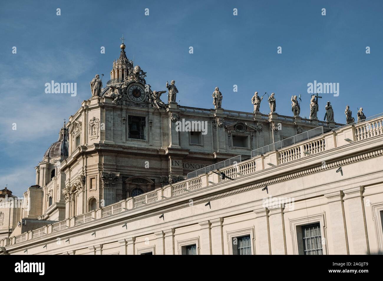 Vista prospettica di san pietro farcade in Vaticano Roma,orologio Foto Stock