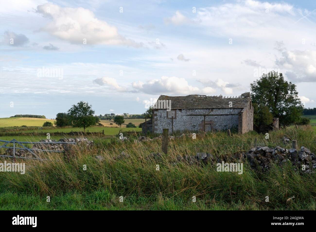 Abbandonato edificio fattoria , Derbyshire Peak District, England Regno Unito, campagna inglese Foto Stock