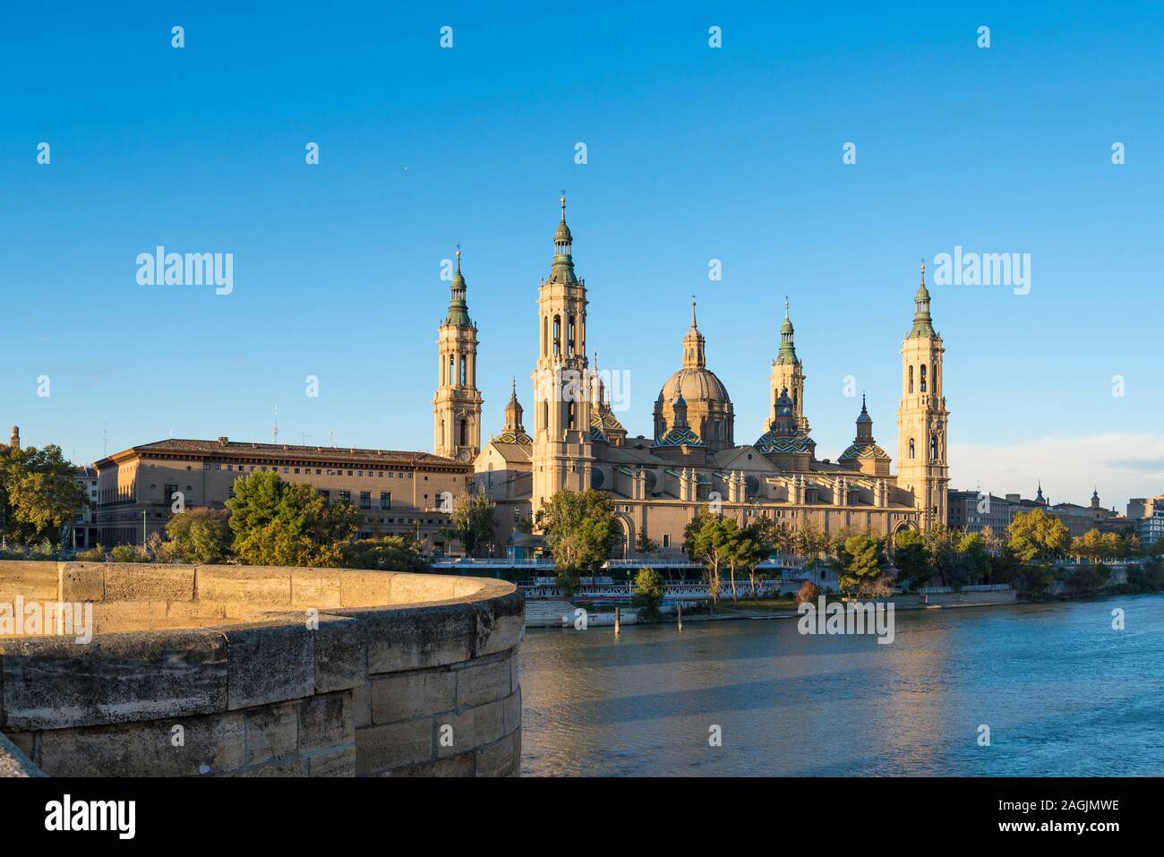 Cattedrale-basilica della Madonna del Pilastro è una chiesa cattolica romana nella città di Saragozza, in Aragona (Spagna). Foto Stock