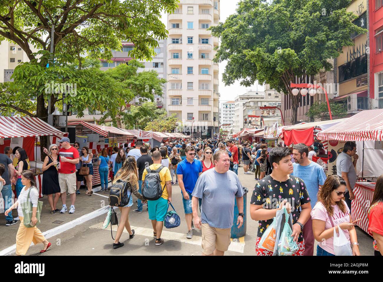 Sao Paulo - SP, Brasile - 17 Novembre 2019: Persone a Feira Oriental da Liberdade sul cibo tende. Popolari street fair al quartiere Liberdade. Foto Stock