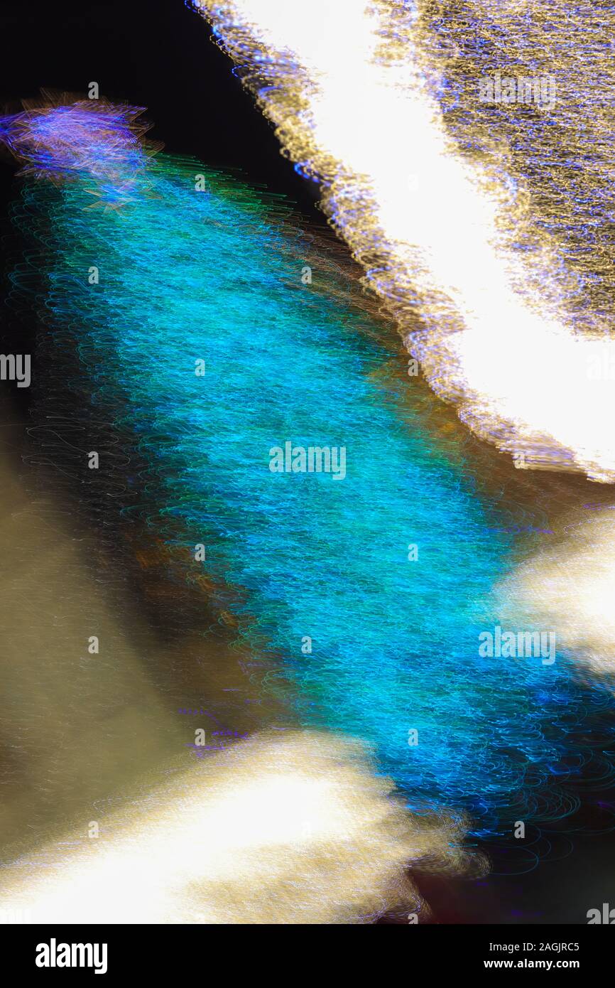 Abstract lunga esposizione foto di albero di Natale di strada e le luci festive, illuminato aqua manthe xmas tree motion blur Foto Stock