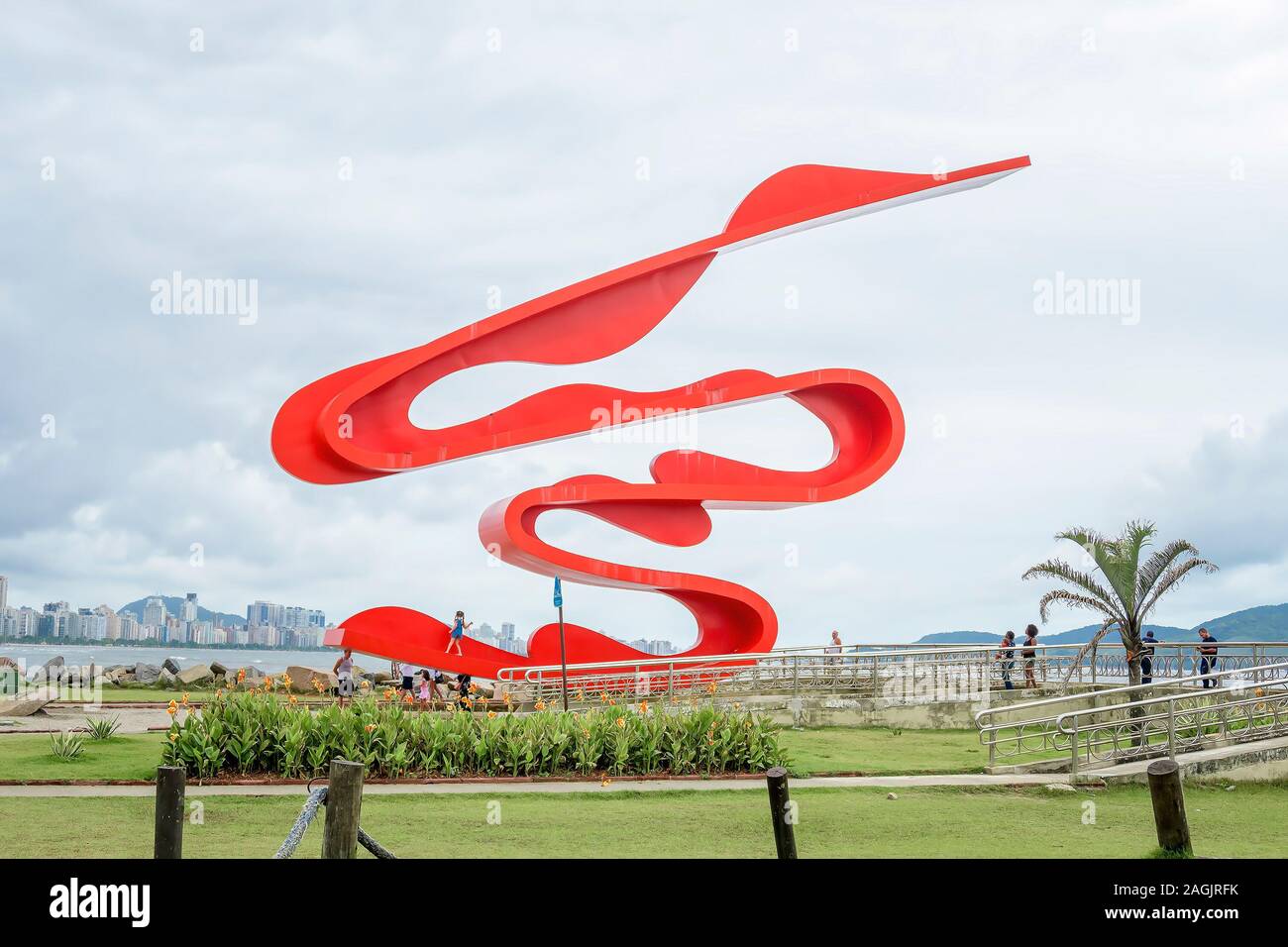 Santos - SP, Brasile - 18 Novembre 2019: Rosso un monumento in onore dei 100 anni di immigrazione giapponese in Brasile dall'artista Tomie Ohtake a Roberto ma Foto Stock