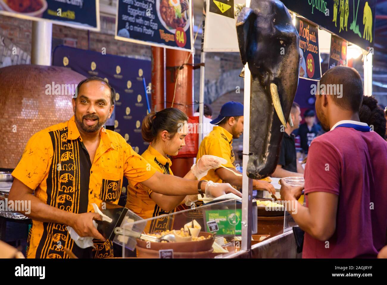 Il cibo in stallo la regina Victoria notte di mercato per il periodo estivo a Melbourne, Australia Foto Stock