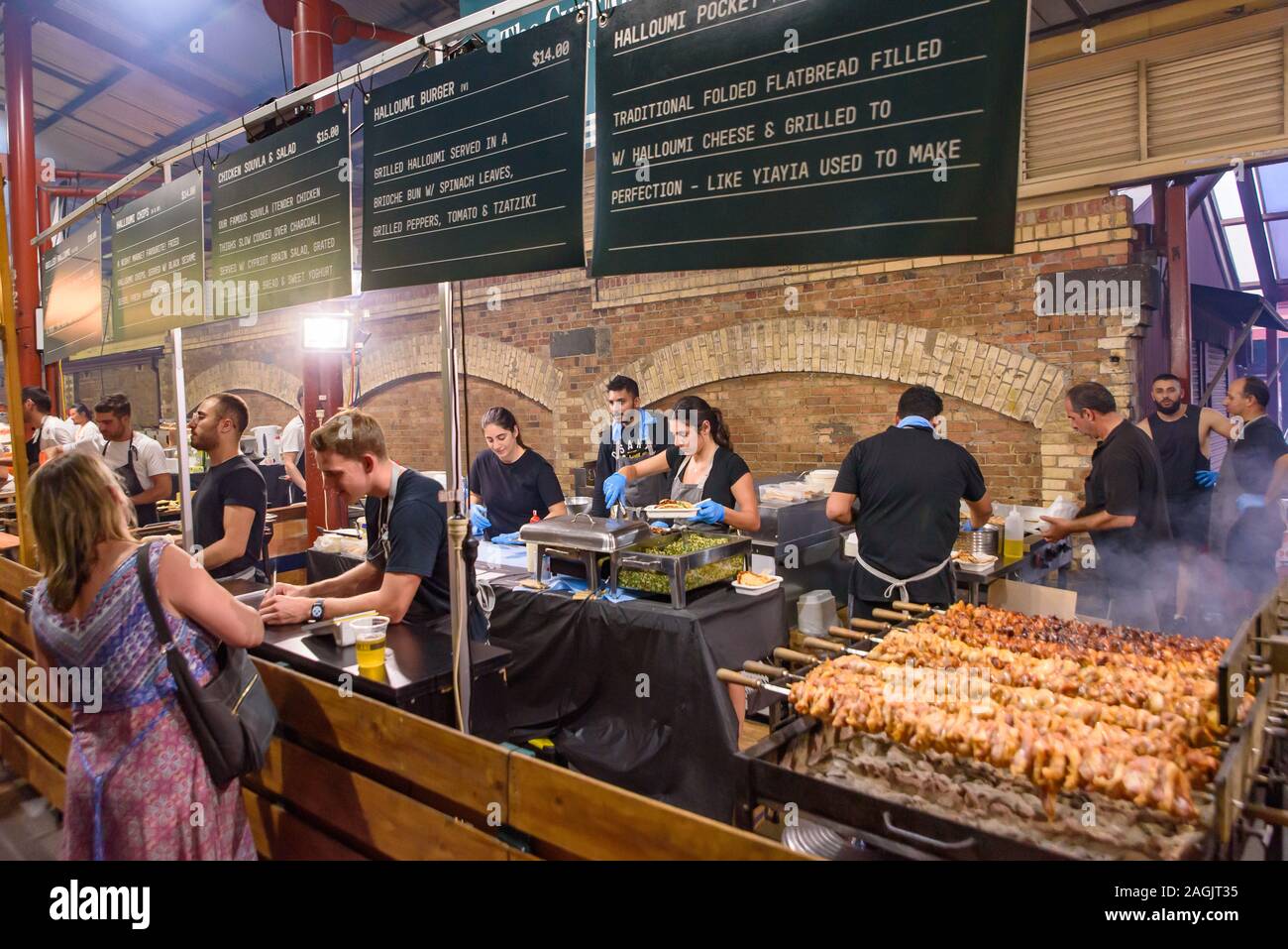 Il cibo in stallo la regina Victoria notte di mercato per il periodo estivo a Melbourne, Australia Foto Stock
