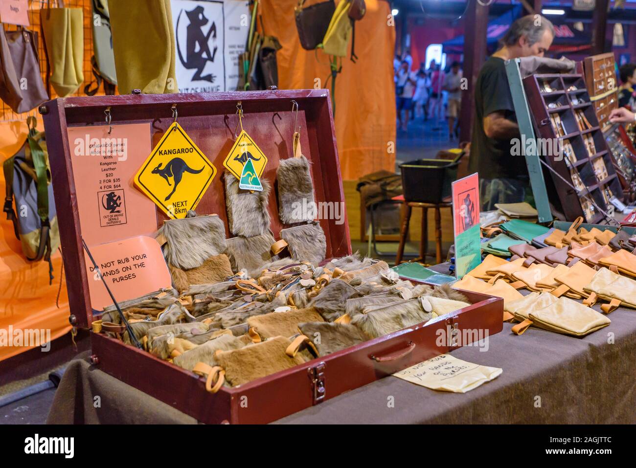 Stallo regalo al Queen Victoria Market di notte per il periodo estivo a Melbourne, Australia Foto Stock