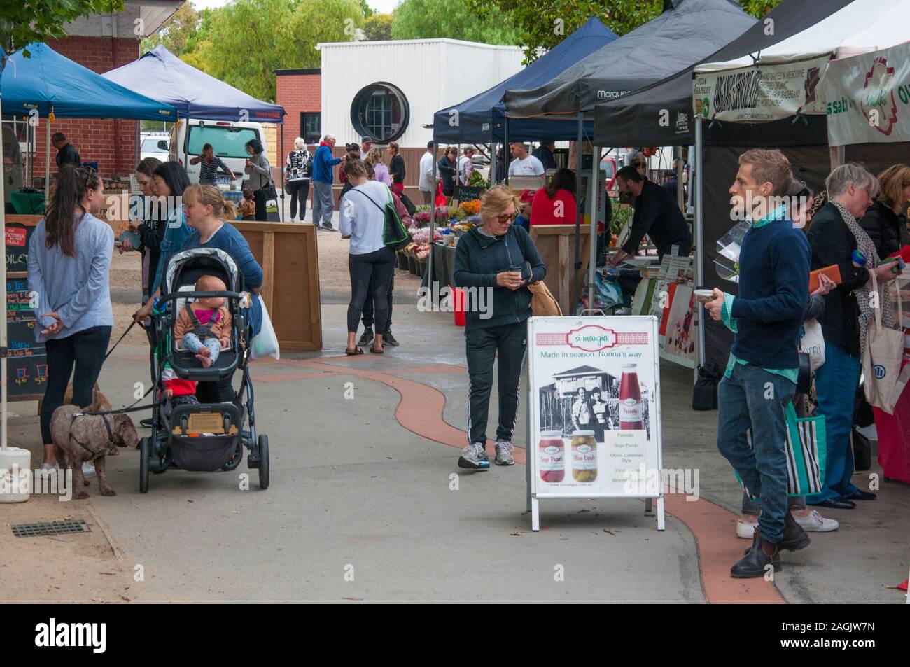 Padroni di casa acquisto diretto da piccoli agricoltori e coltivatori a Elwood Mercato degli Agricoltori, Melbourne, Australia Foto Stock