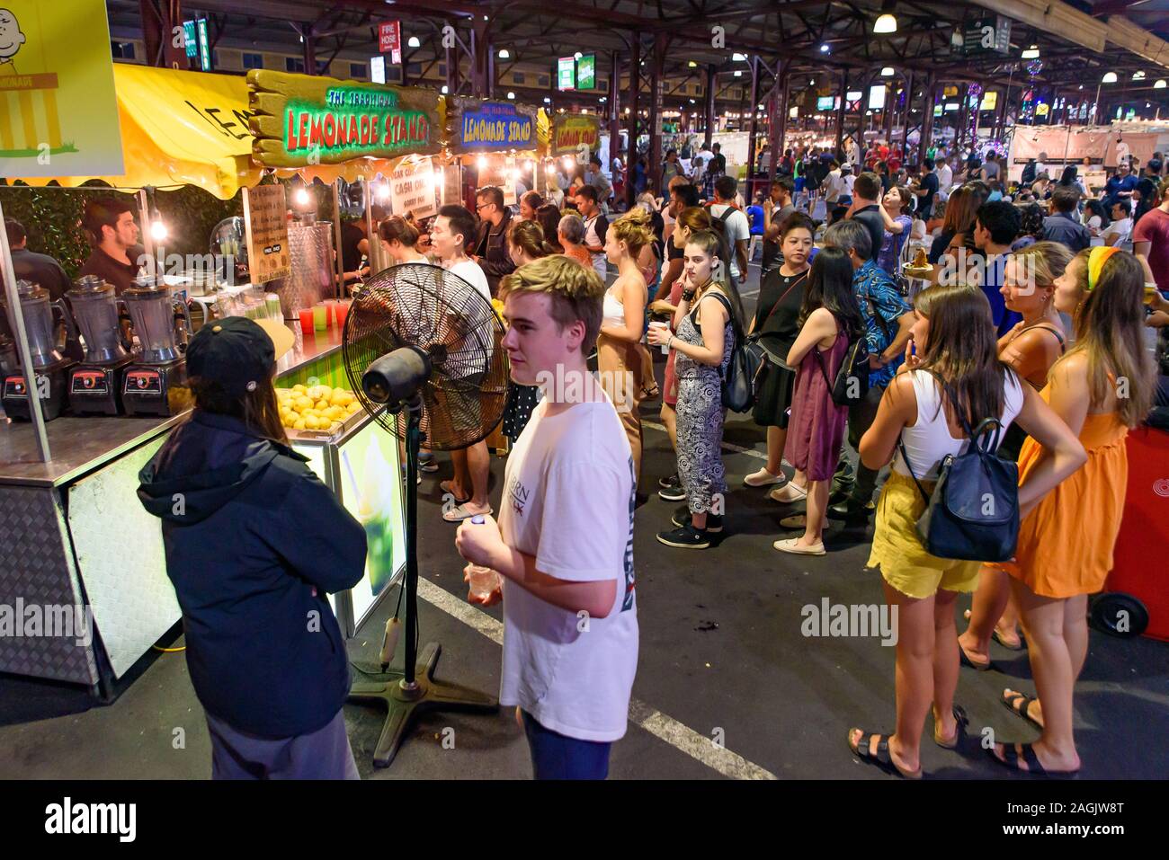 Enorme folla di persone in Queen Victoria notte di mercato per il periodo estivo a Melbourne, Australia Foto Stock