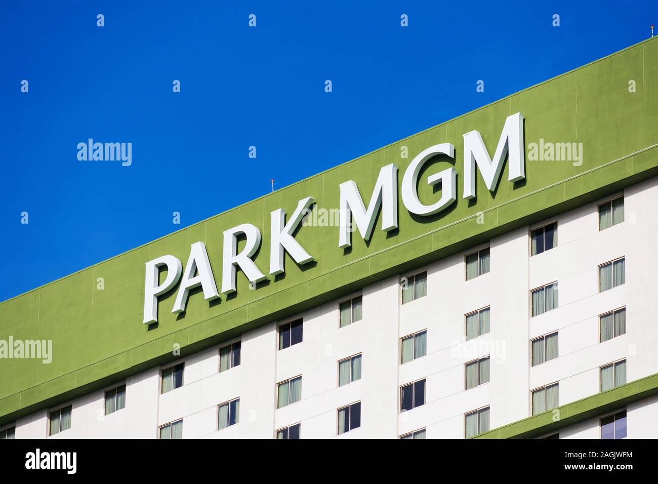 Parco segno MGM in cima all'hotel, casino, di intrattenimento e di shopping promenade facciata esterna e come si vede dalla Strip di Las Vegas - Las Vegas, Nevada, Stati Uniti d'America - dec Foto Stock