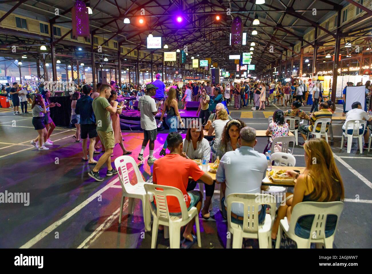 Per coloro che godono di cibo e bevande in Queen Victoria notte di mercato per il periodo estivo a Melbourne, Australia Foto Stock
