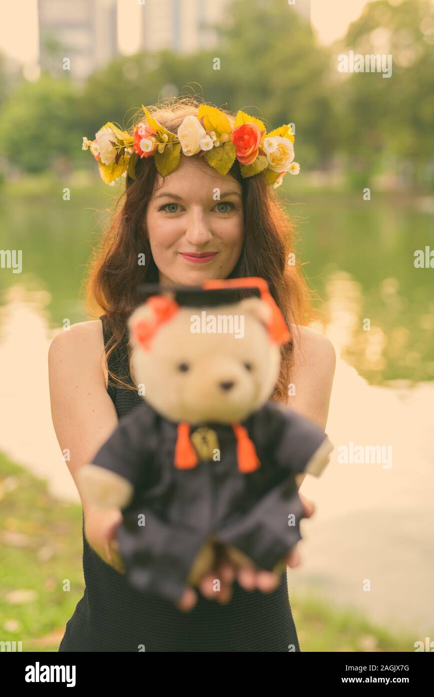 Giovane bella donna celebrando la laurea presso il parco a Bangkok, in Thailandia Foto Stock