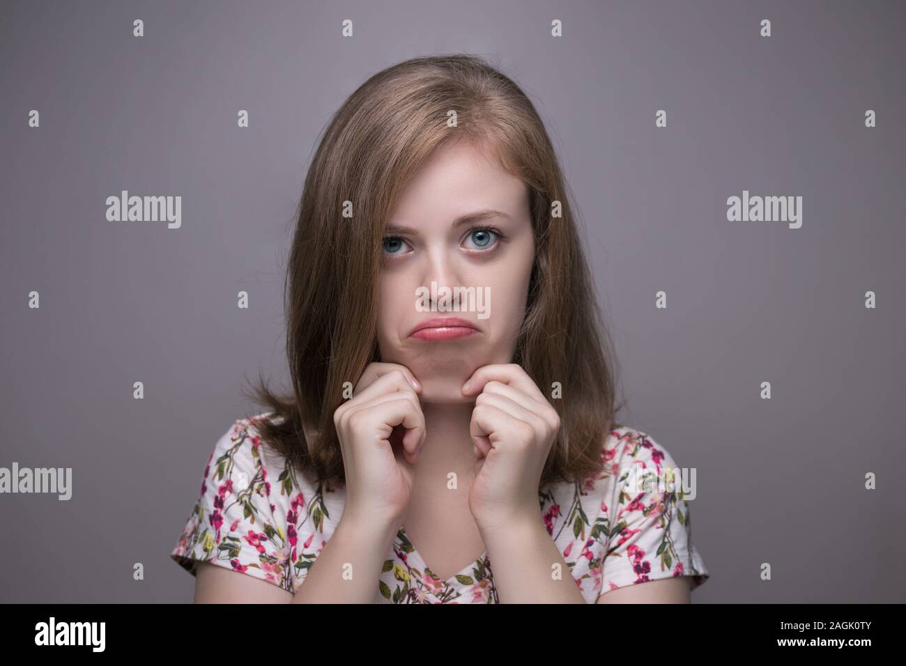 Giovani caucasici paffuto donna ragazza con doppio mento Foto Stock