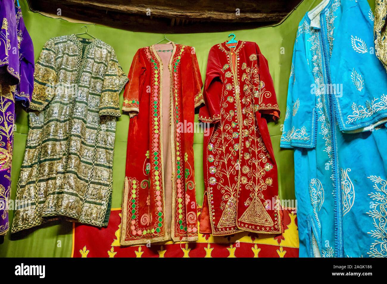 Un display di vintage tradizionale abbigliamento Marocchino, con colori vivaci e ornati motivi ricamati. Foto Stock