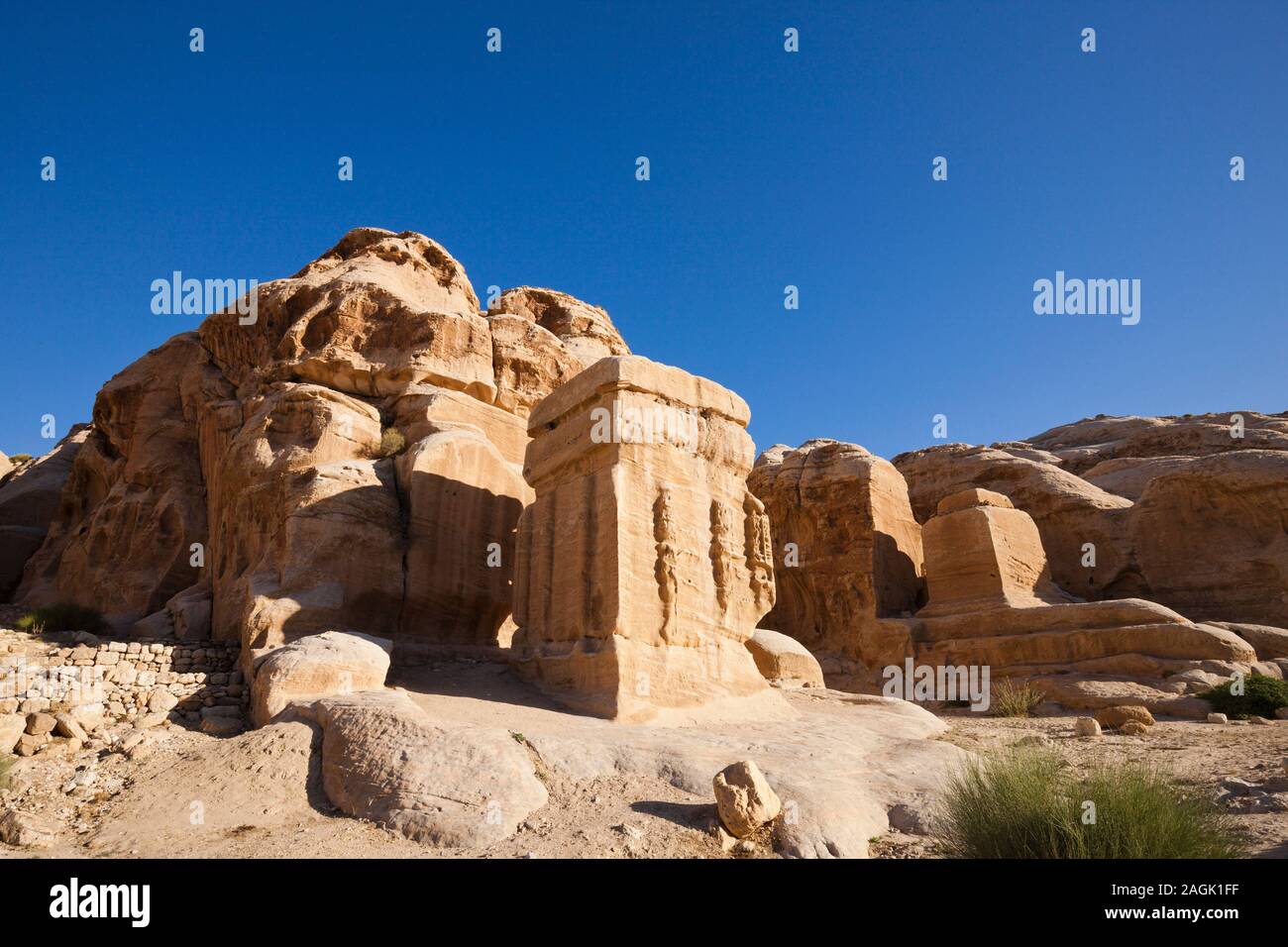 Petra, rock carving monumento, accanto all'ingresso di Petra, Giordania, Medio Oriente e Asia Foto Stock