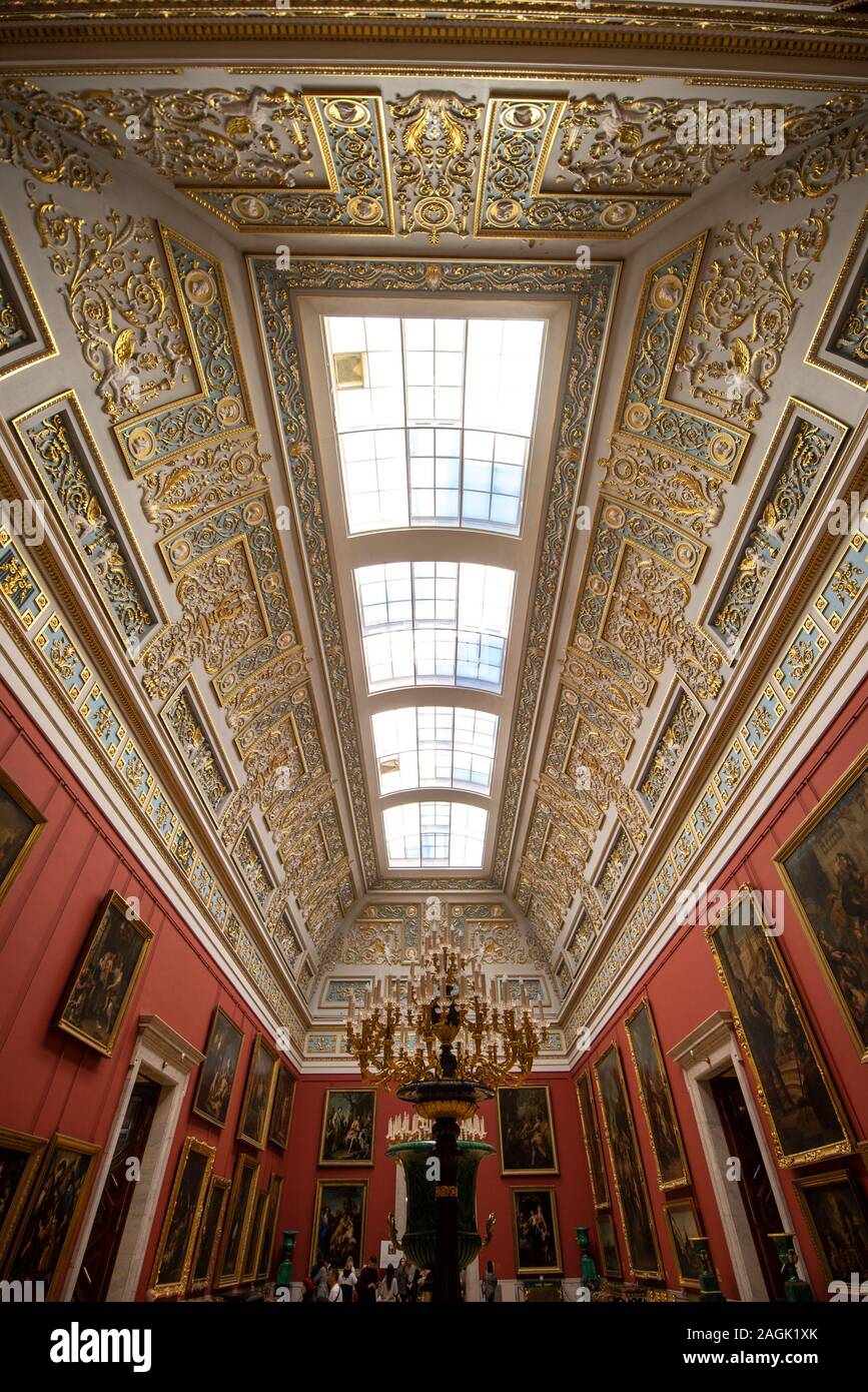 All'interno dell'Eremo di stato russa museo. Camera fantastica, pareti, statue e soffitto con ornamenti barocchi, San Pietroburgo Russia Foto Stock