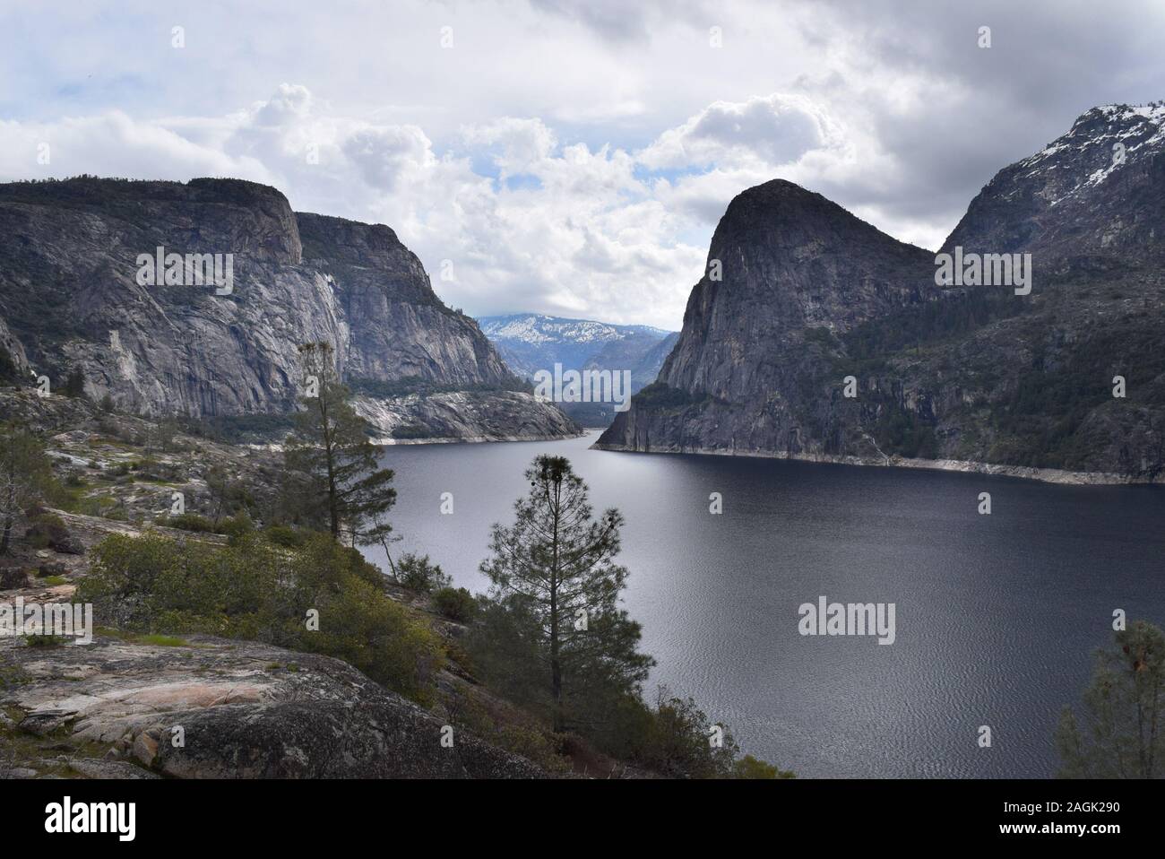 Vista della Hetch Hetchy serbatoio. Torreggianti montagne di granito di ricordare ai viaggiatori di Yosemite Valley, che ha usato molto simili a. Foto Stock