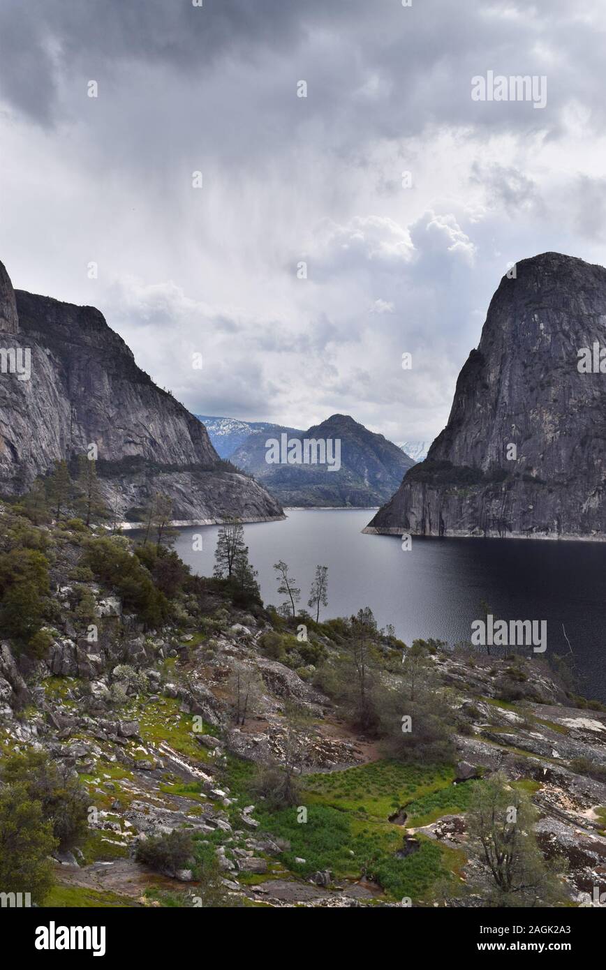 Vista della Hetch Hetchy serbatoio. Torreggianti montagne di granito di ricordare ai viaggiatori di Yosemite Valley, che ha usato molto simili a. Foto Stock
