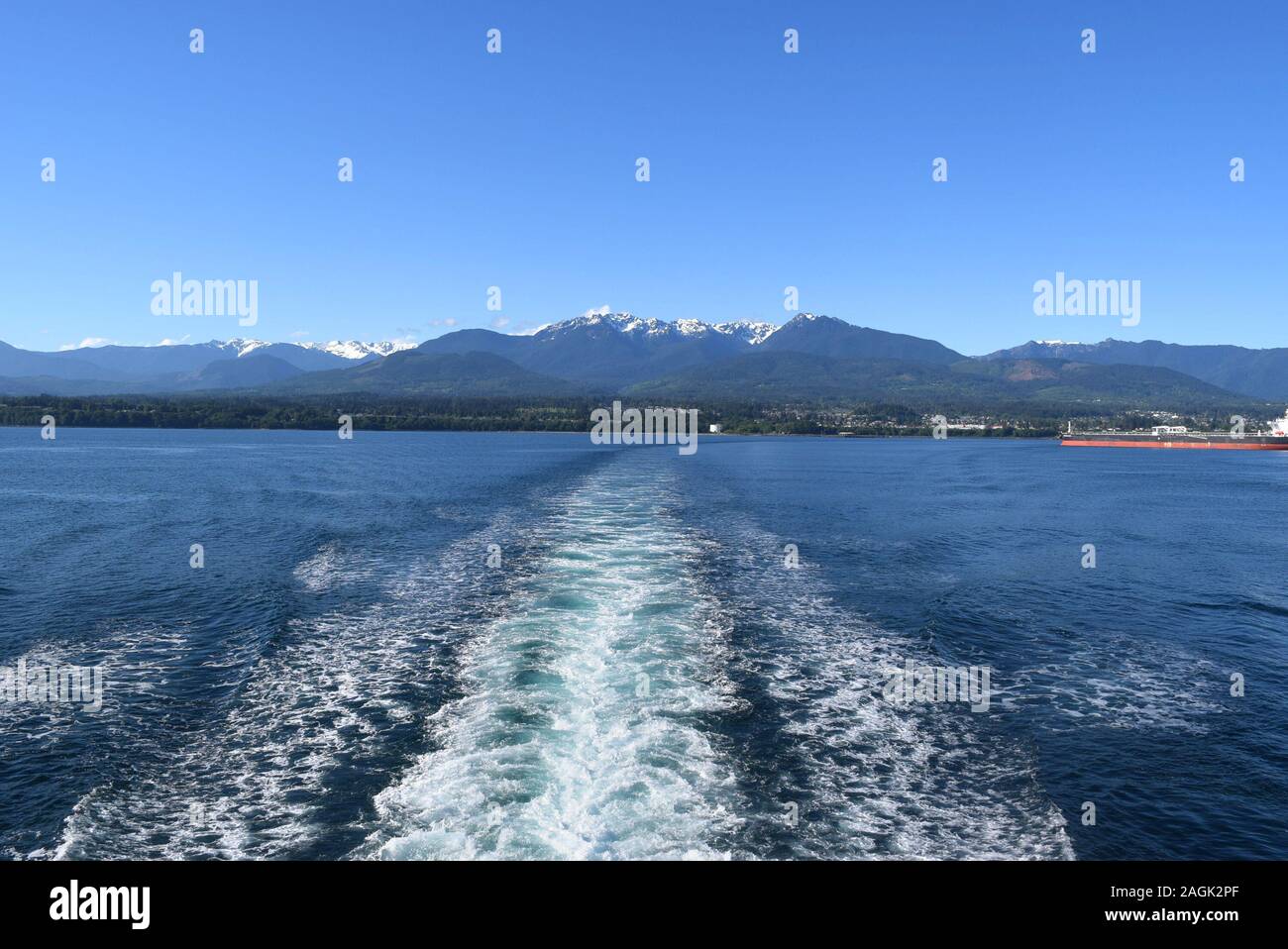 Lasciando il Washington costa e le montagne olimpiche dietro. Preso dalla palla nera in traghetto da Port Angeles, Washington. Foto Stock