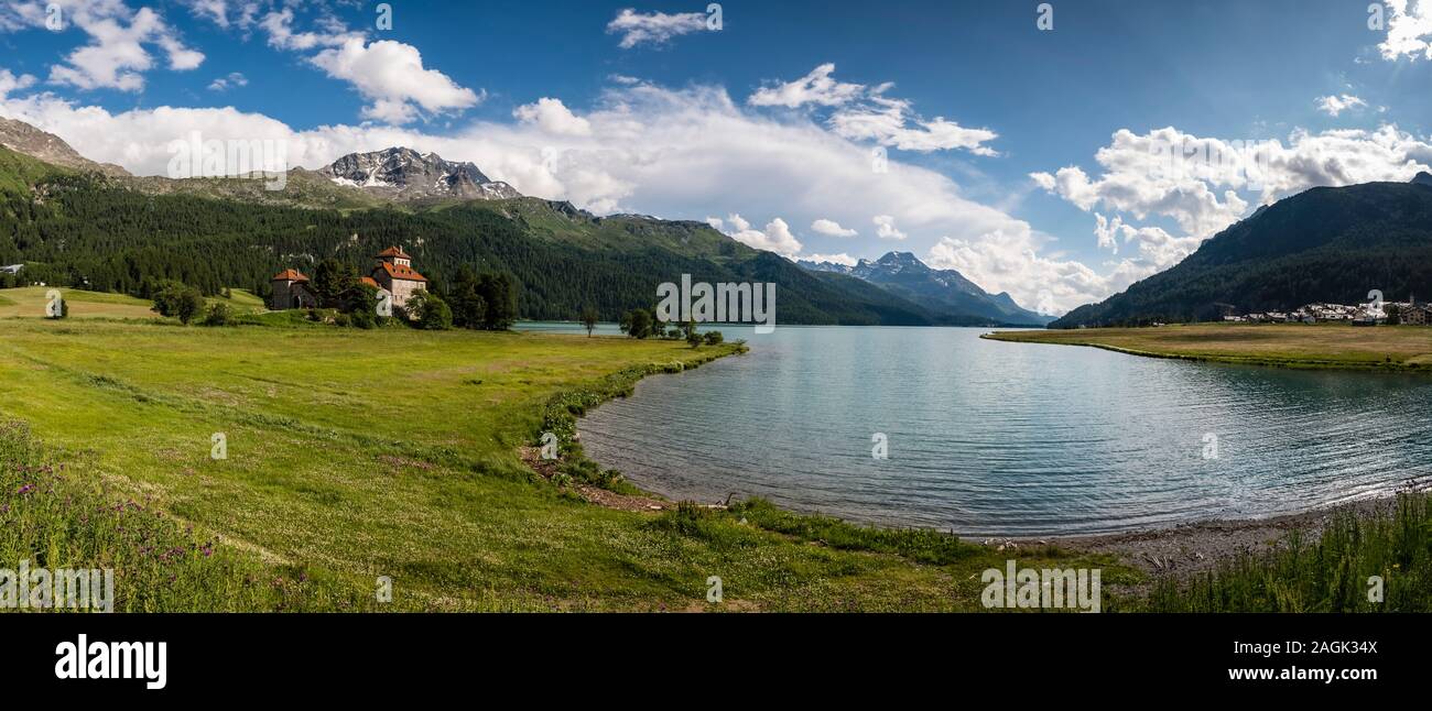 Vista panoramica del castello crap da Sass, si trova presso il lago di Silvaplana, Lej da Silvaplana, una alta altitudine lago vicino a San Moritz Foto Stock