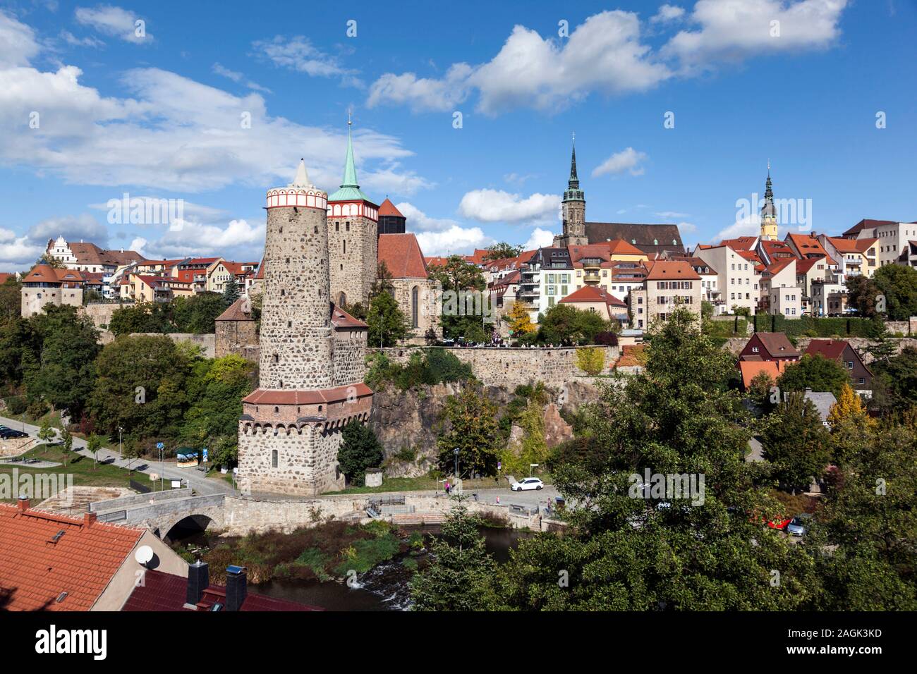 Vista sul fiume Sprea a Bautzen città vecchia con Ortenburg, le torri della Michaeliskirche, Cattedrale di St.Petri, Reichenturm e Alte Wasserkunst Foto Stock