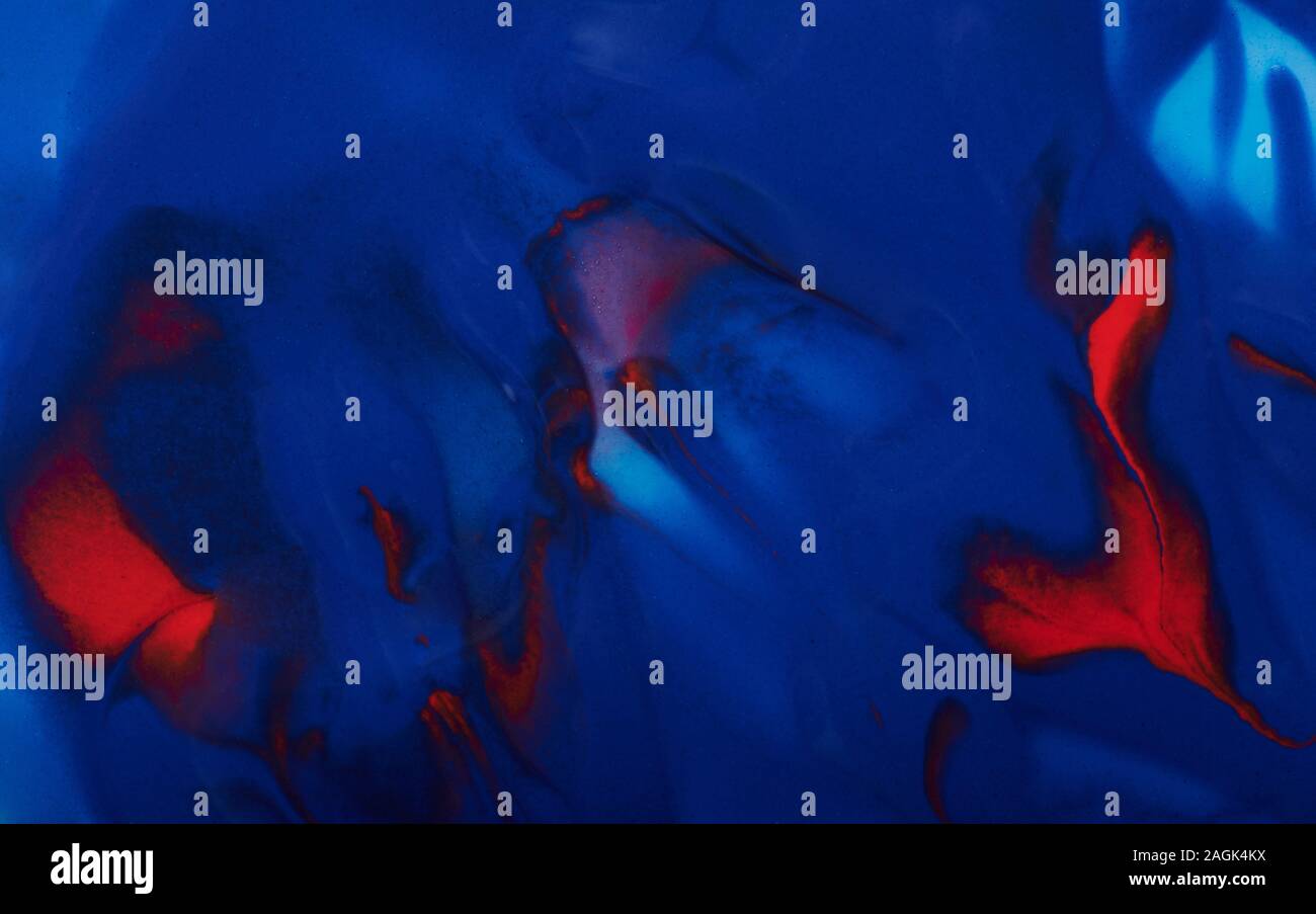 Abstract turbinii di vernice di colore blu e rosso vista ravvicinata Foto Stock