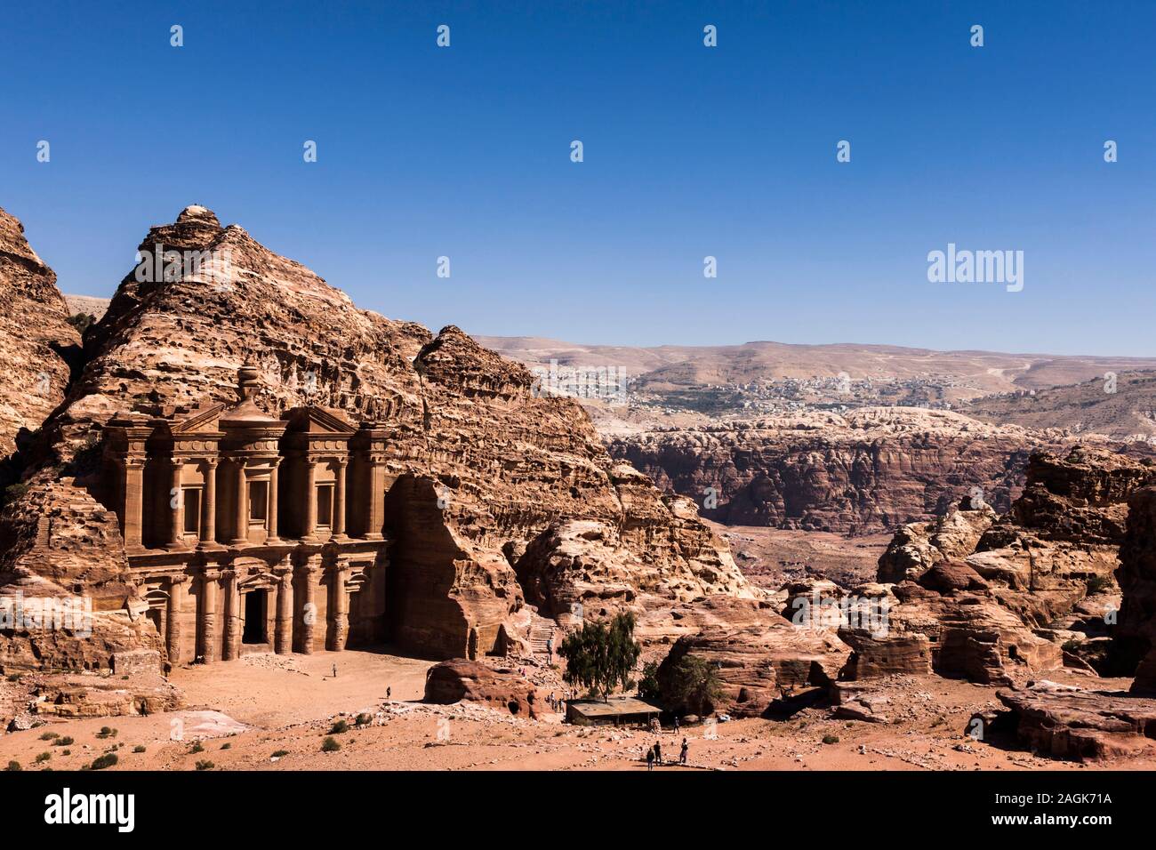 Petra, Al Deir il monastero, cliff scultura, architettura antica, Giordania, Medio Oriente e Asia Foto Stock